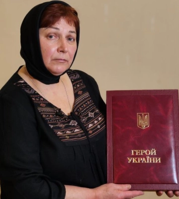 «Я цю чорну хустку не зніму до кінця війни», – мати загиблого Героя України з Волині Костянтина Мрочка