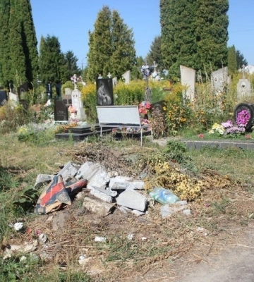Гори сміття та суцільні зарослі: на кладовищі біля Луцька побільшало занедбаних могил
