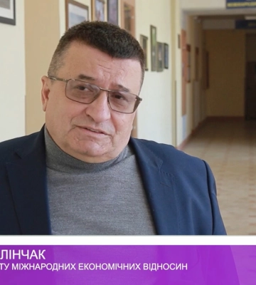 Скульптуру «Обійми» відкрили на факультеті міжнародних економічних відносин УжНУ
