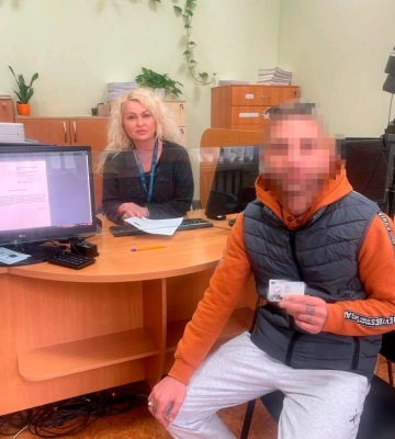 У Рівному 30-річний уродженець Криму отримав ІD-картку