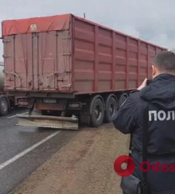 На трассе Одесса – Рени столкнулись три грузовых автомобиля: движение затруднено