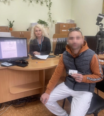 У Рівному кримчанин отримав новеньку ID- картку після встановлення його особи