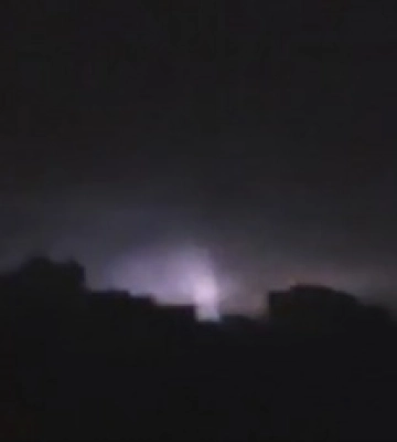 Небо горело: в Киеве заметили яркую вспышку, видео