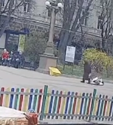 У центрі Тернополя хлопчик на дитячій машинці збив літню жінку (ВІДЕО)