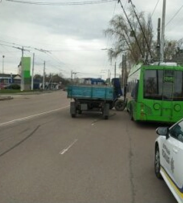 У Житомирі трактор в&#039;їхав у тролейбус