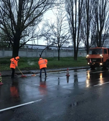 Для запобігання підтопленням на дорогах в Одесі працюють комунальники