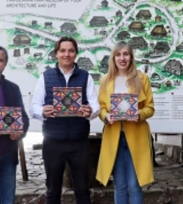 Андрій Любка та Ужгородський скансен дарують книгу про взірці народної вишивки за донат на ЗСУ. ФОТО