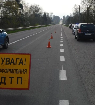 На автодорозі Львів-Краковець внаслідок наїзду автомобіля травмована жінка