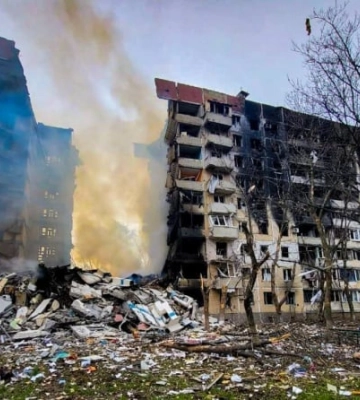 Окупанти розбомбили багатоповерхівку у Вугледарі: моторошні фото наслідків