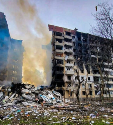 Последствия российского авиаудара по многоэтажке в Угледаре. ФОТОрепортаж