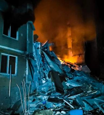 Наслідки  російського авіаудару по багатоповерхівці у Вугледарі. ФОТОрепортаж