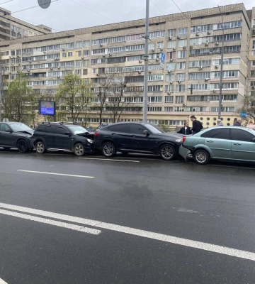 В Киеве произошло массовое ДТП с участием восьми автомобилей 