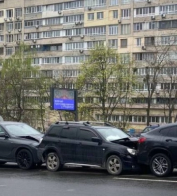 В Киеве на бульваре Леси Украинки произошло масштабное ДТП, фото