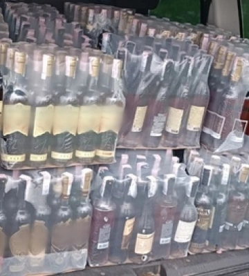 На блок-посту у Луцьку у водія виявили цілий багажник алкоголю невідомого походження