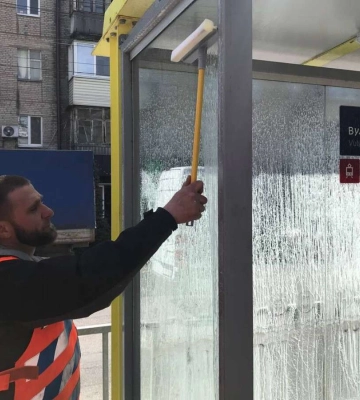 Большая уборка. В Днепре наводят порядок на остановках общественного транспорта (Фото)