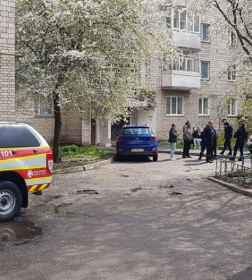 Шокуюча трагедія: 3-річна дитина замкнулась в квартирі та випала з вікна (ФОТО)