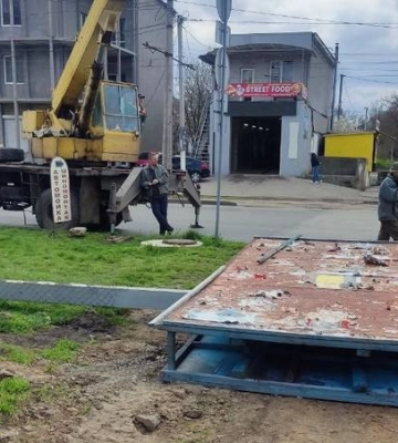З вулиць Миколаєва прибрали ще чотири аварійних білборди