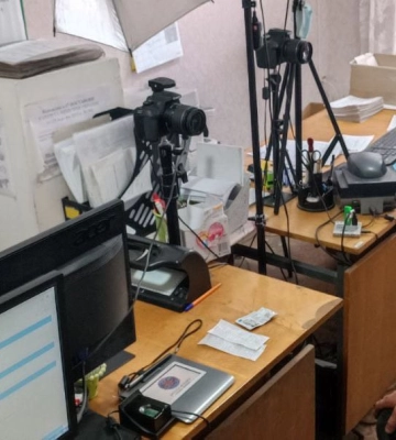 Міграційна служба у Дніпропетровській області допомогла чоловіку відновити паспорт, який пошкодив ворожий обстріл