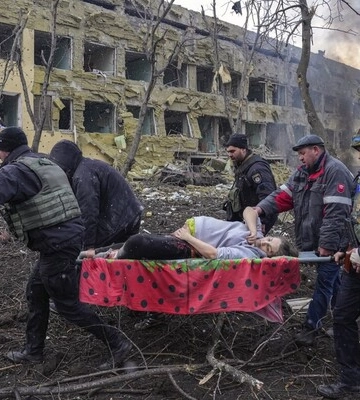 Фотография Евгения Малолетки из роддома в Мариуполе победила в World Press Photo 2023