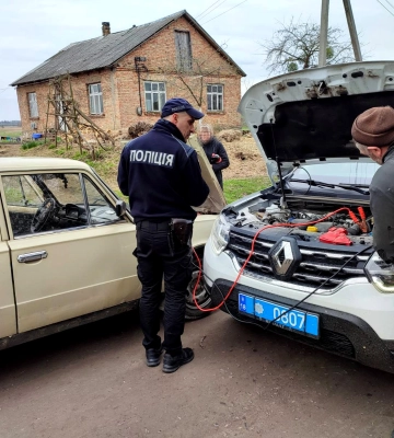 Запустити двигуни у чотирьох авто водіям допомогли поліцейські