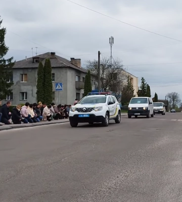 Жителі Дубровицької громади на колінах зустріли полеглого воїна