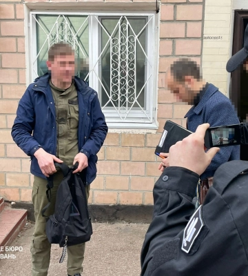 В Чернігові судитимуть працівника СІЗО, що допоміг арештантам в організації телефонного шахрайства з картками (ФОТО)