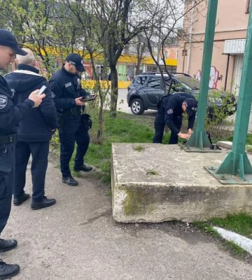 Інспектор з паркування викликав поліцію, бо натрапив на підозрілу знахідку