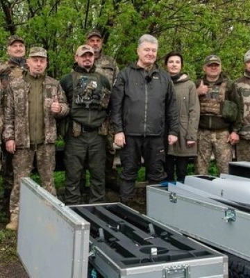 БПЛА Poseidon, а також шини та генератори: Порошенко привіз техніку військовим під Бахмут (Відео)