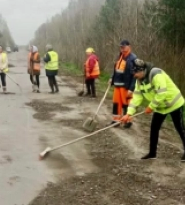 Комунальники засипали ями на виїзді з Рокитного до київської траси