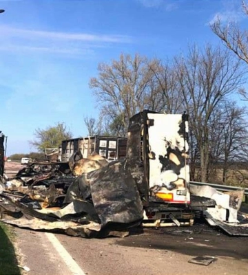 Під Києвом зіткнулися та спалахнули три вантажівки, є загиблі (ФОТО)