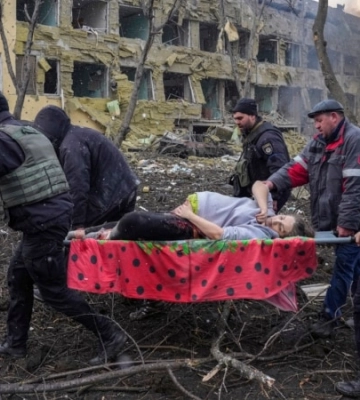 Український фотограф отримав головний приз World Press Photo за знімок вагітної у Маріуполі (ВІДЕО)