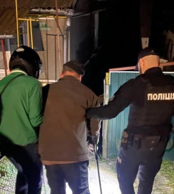 На Рівненщині патрульні допомогли чоловіку похилого віку дістатися домівки