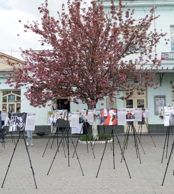 В Ужгороді відкрили фотовиставку історій українців, які через війну опинилися на Закарпатті