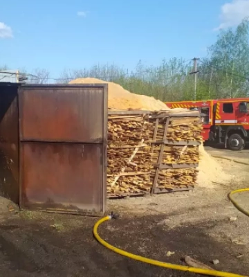 Ужгородські рятувальники ліквідували пожежу на деревообробному підприємстві