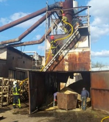 На Закарпатті горіло деревообробне підприємство