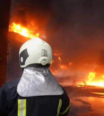 Вночі дрони намагалися атакувати Київ та вдарили по Полтавщині: Масштабну пожежу ще не загасили
