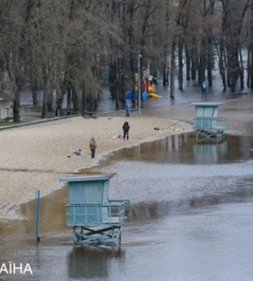 В Киеве существенно снизился уровень воды в Днепре