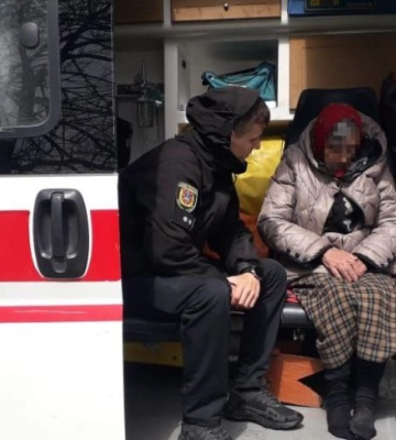 Лежала в лісосмузі: на Одещині поліцейські врятували літню жінку