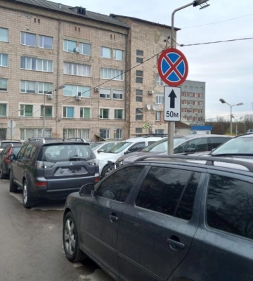 Стояли з порушенням правил дорожнього руху: 28 автомобілів було оштрафовано у Рівному на територіях лікарень