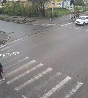 У Дніпрі на Калиновій Hyundai збив жінку з дитиною: відео моменту ДТП