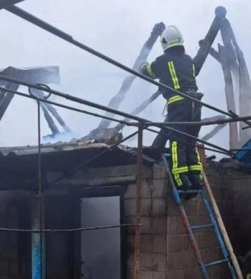 У Полтаві вогнеборці загасили пожежу в легковику