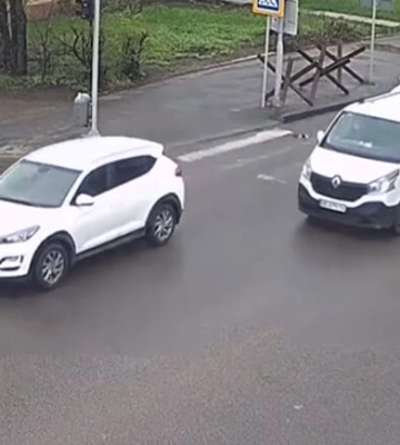 У Дніпрі на пішохідному переході збили бабусю з дитиною (відео моменту ДТП)