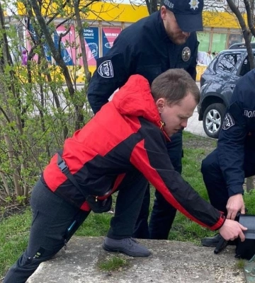 У Рівному інспектор з паркування разом з правоохоронцями повернули власнику загублену чоловічу барсетку
