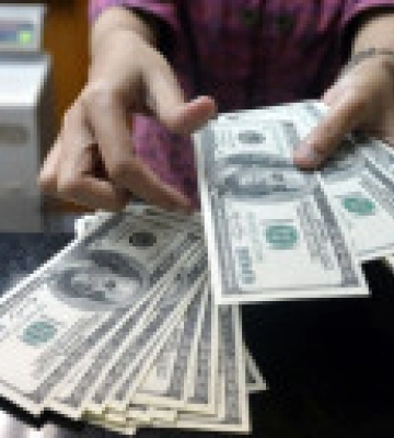 Банкам дозволили продавати українцям більше доларів у готівці