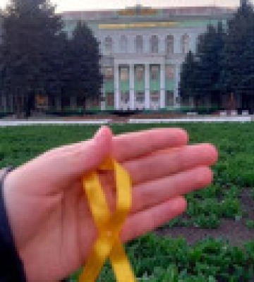Украинские партизаны в Мелитополе развешивают желтые ленты &quot;под носом&quot; оккупантов