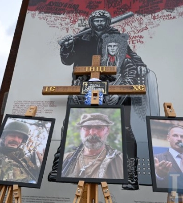 У Києві проходить прощання із загиблим Олегом Барною (відео)