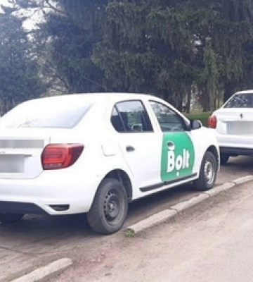 У Луцьку таксисти влаштували собі «парковку» на тротуарі 