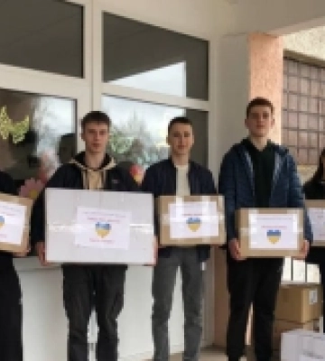 У Радивилові школярі зібрали смаколики для самотніх пенсіонерів