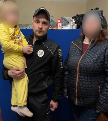 В Сумах 3-річна дитина босоніж розгулювала містом, її батьків шукали поліцейські