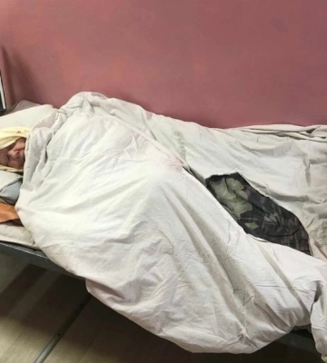 Сорок лежачих бабусь із розбомбленого інтернату прихистили в Глухові